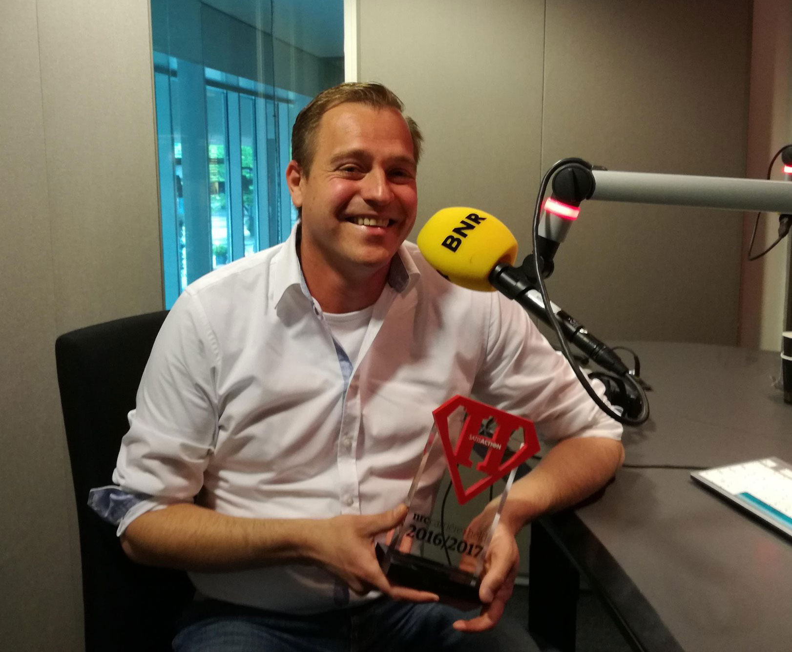 Harm met bokaal wordt geinterviewd bij BNR